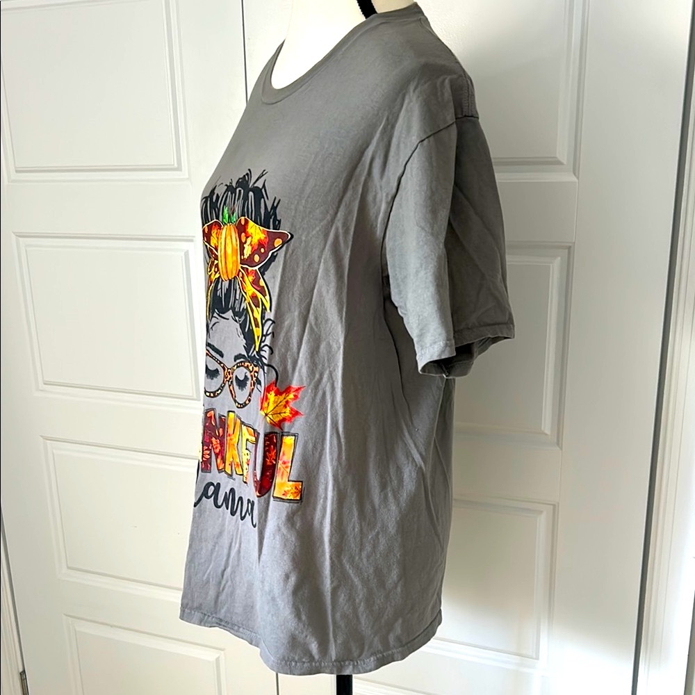One Thankful Mama Graphic Gray Orange Relaxed Tee Thanksgiving - Picture 5 of 10